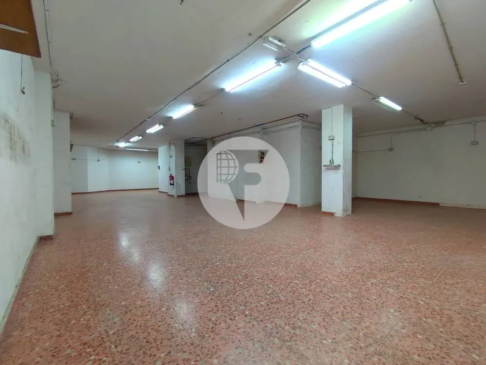 Amplio local comercial de 526 m² con doble planta, montacargas y acceso de vehículos - imagen 24