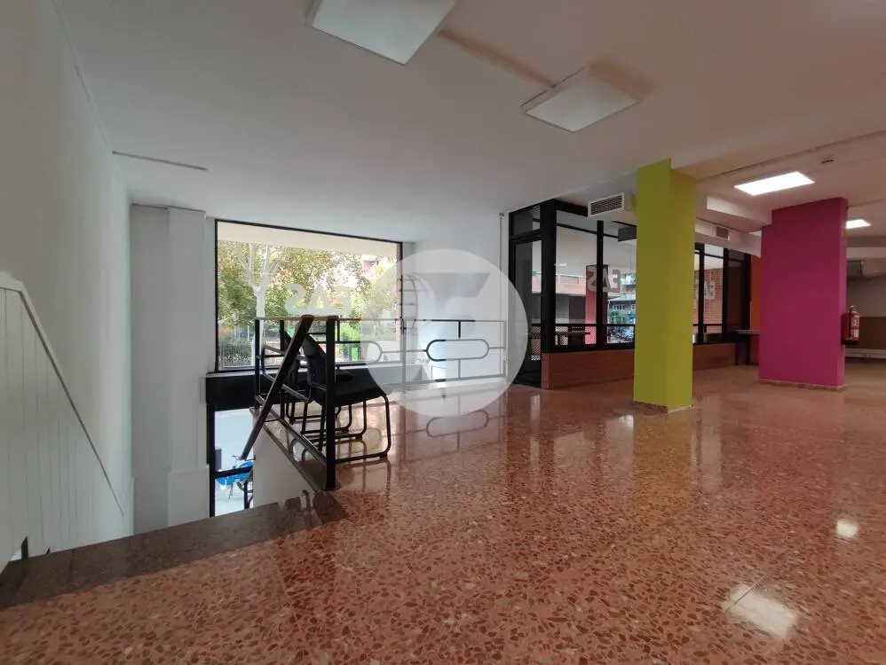 Amplio local comercial de 526 m² con doble planta, montacargas y acceso de vehículos - imagen 4