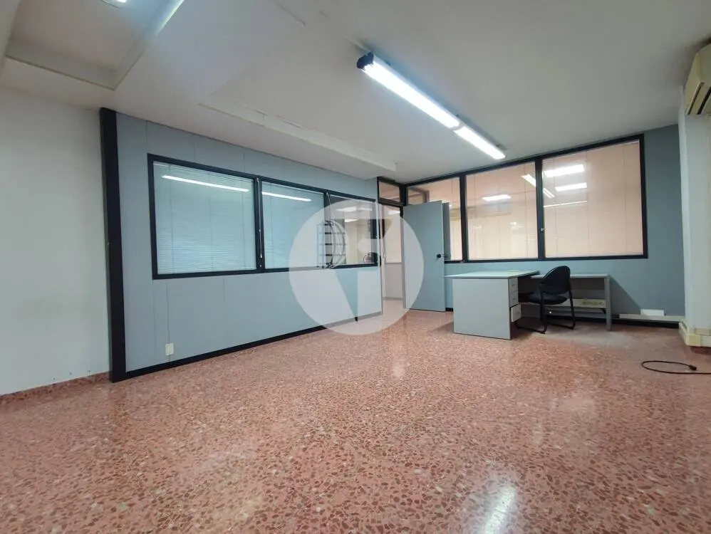 Amplio local comercial de 526 m² con doble planta, montacargas y acceso de vehículos - imagen 16