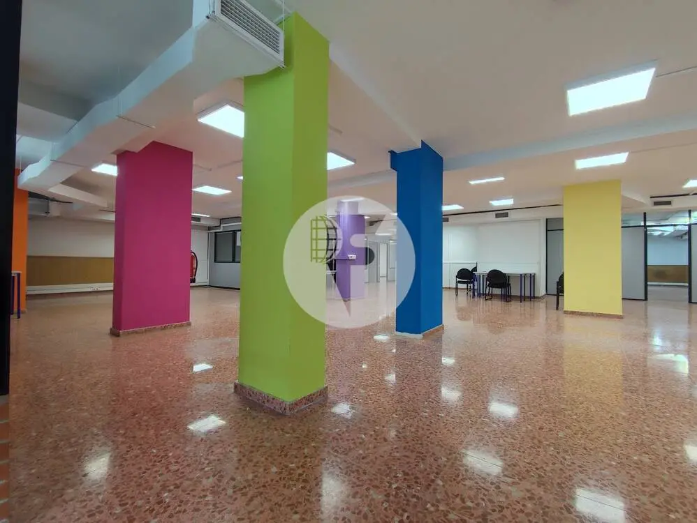 Amplio local comercial de 526 m² con doble planta, montacargas y acceso de vehículos - imagen 9