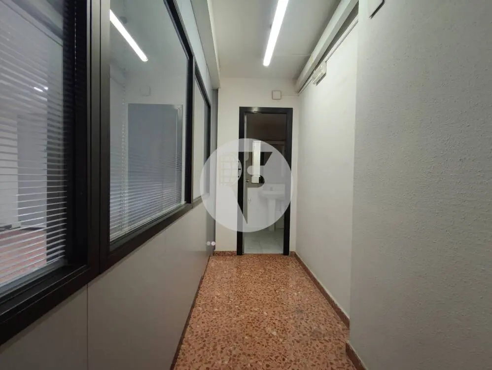 Amplio local comercial de 526 m² con doble planta, montacargas y acceso de vehículos - imagen 15
