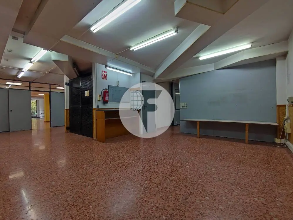 Amplio local comercial de 526 m² con doble planta, montacargas y acceso de vehículos - imagen 19