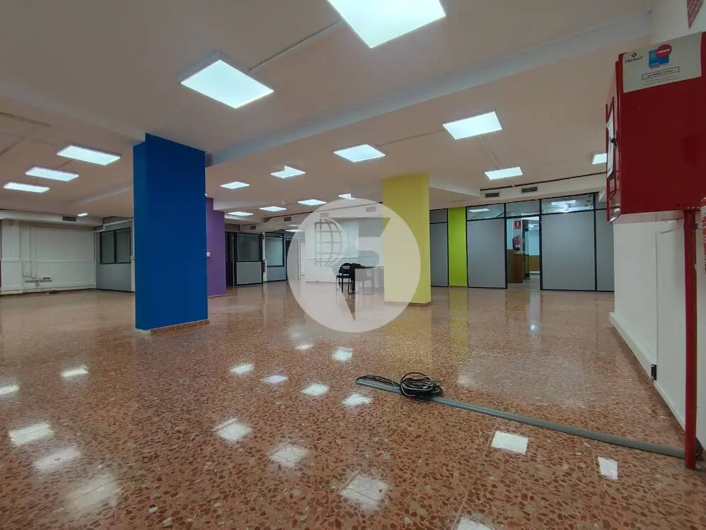 Amplio local comercial de 526 m² con doble planta, montacargas y acceso de vehículos - imagen 5