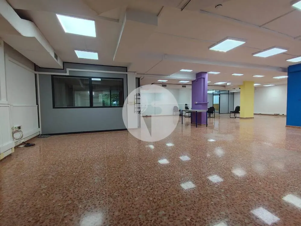 Amplio local comercial de 526 m² con doble planta, montacargas y acceso de vehículos - imagen 6