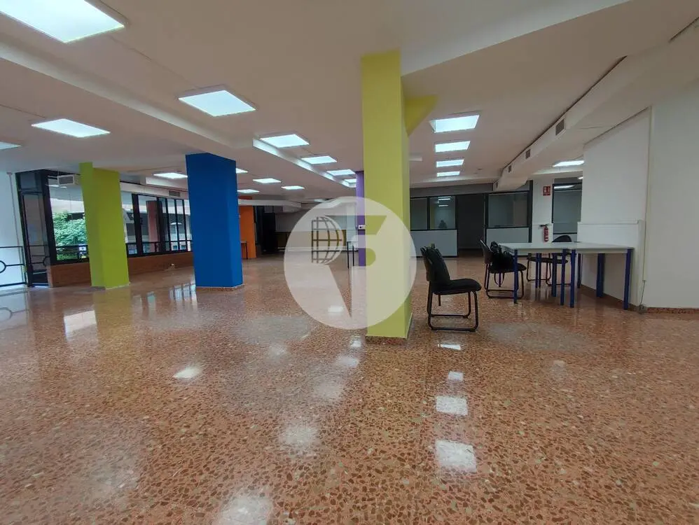 Amplio local comercial de 526 m² con doble planta, montacargas y acceso de vehículos - imagen 8