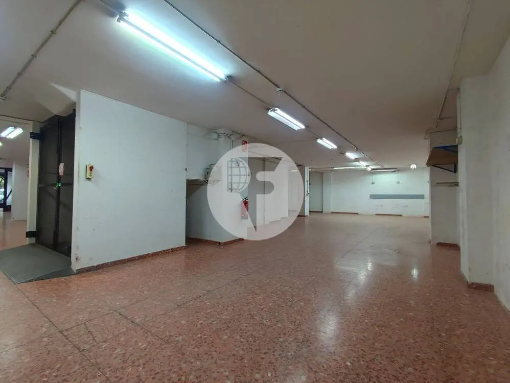 Amplio local comercial de 526 m² con doble planta, montacargas y acceso de vehículos - imagen 22