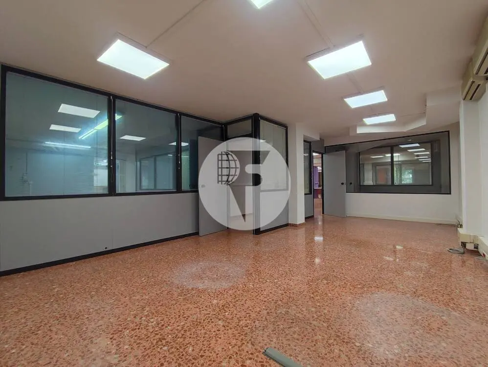 Amplio local comercial de 526 m² con doble planta, montacargas y acceso de vehículos - imagen 14