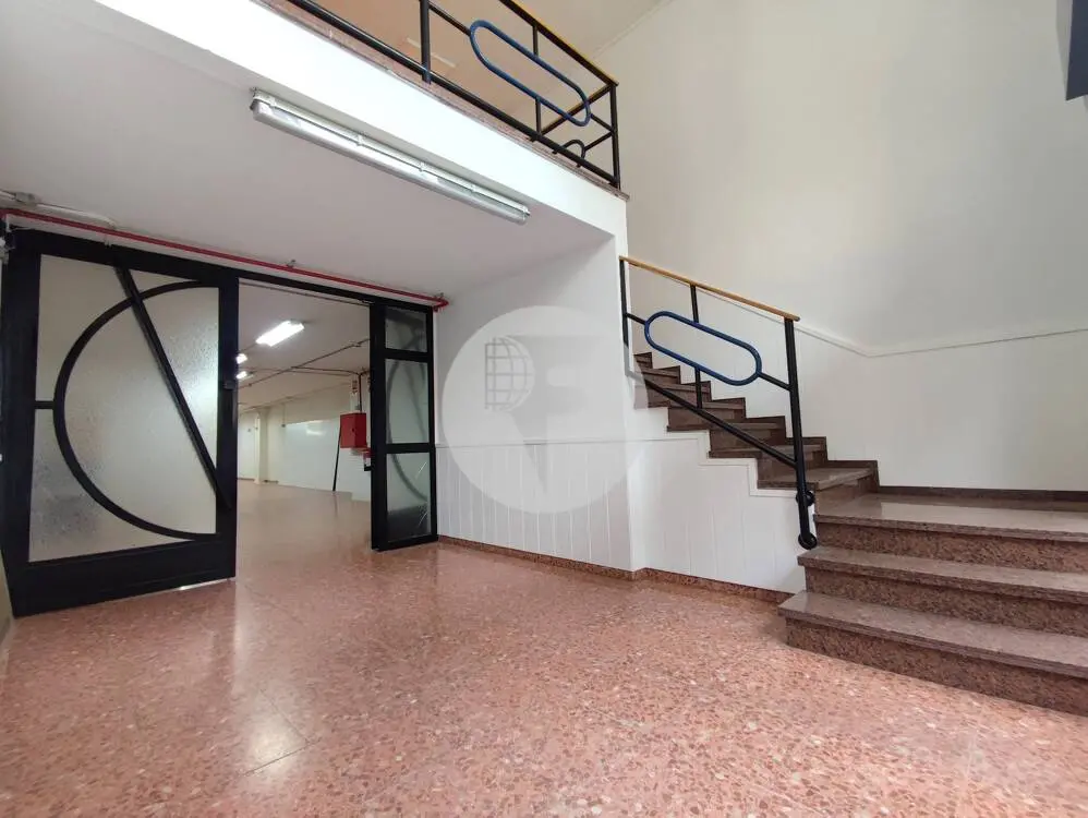 Amplio local comercial de 526 m² con doble planta, montacargas y acceso de vehículos - imagen 2