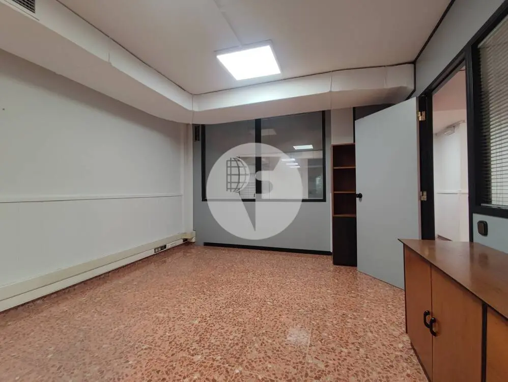 Amplio local comercial de 526 m² con doble planta, montacargas y acceso de vehículos - imagen 10