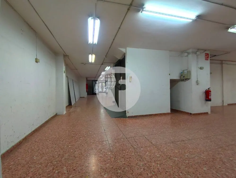 Amplio local comercial de 526 m² con doble planta, montacargas y acceso de vehículos - imagen 23