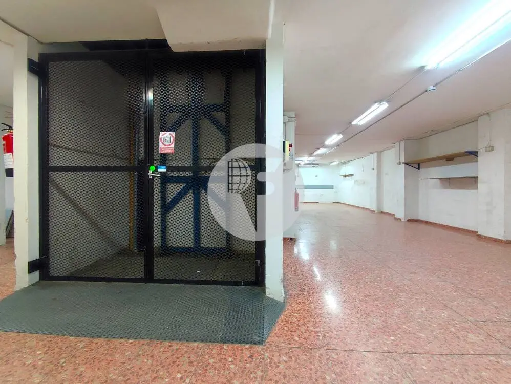 Amplio local comercial de 526 m² con doble planta, montacargas y acceso de vehículos - imagen 21