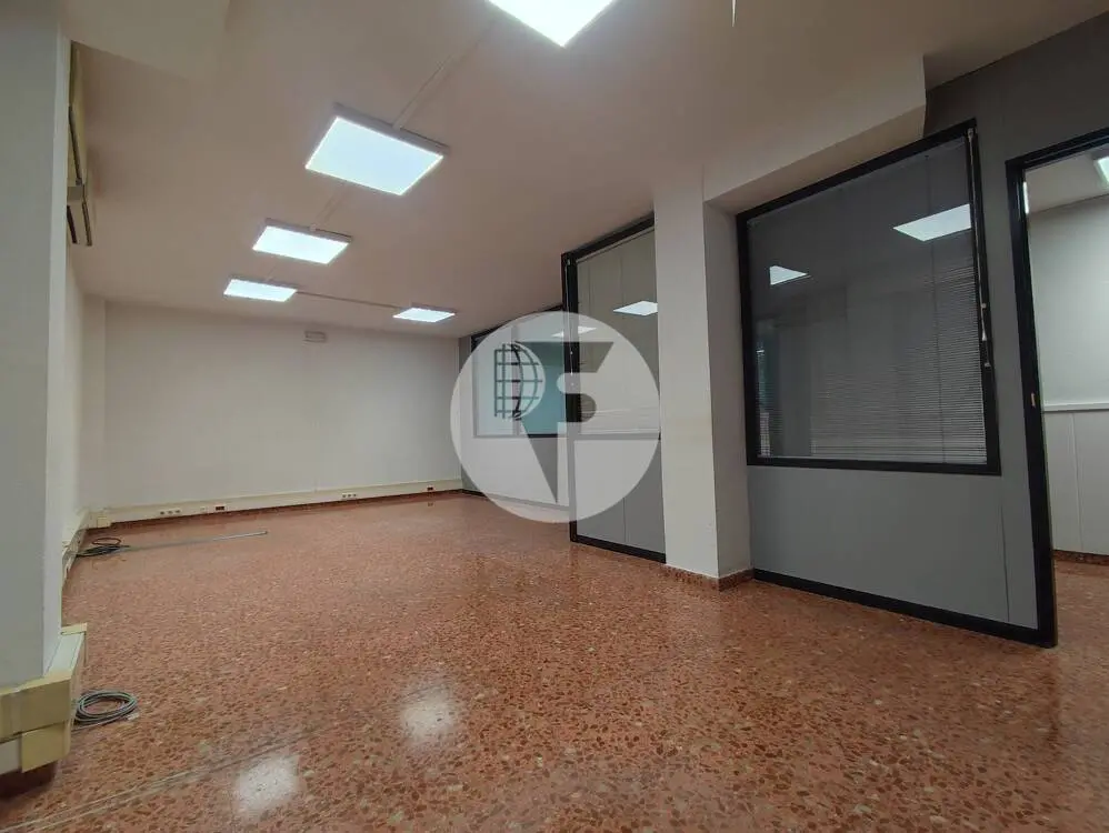Amplio local comercial de 526 m² con doble planta, montacargas y acceso de vehículos - imagen 13