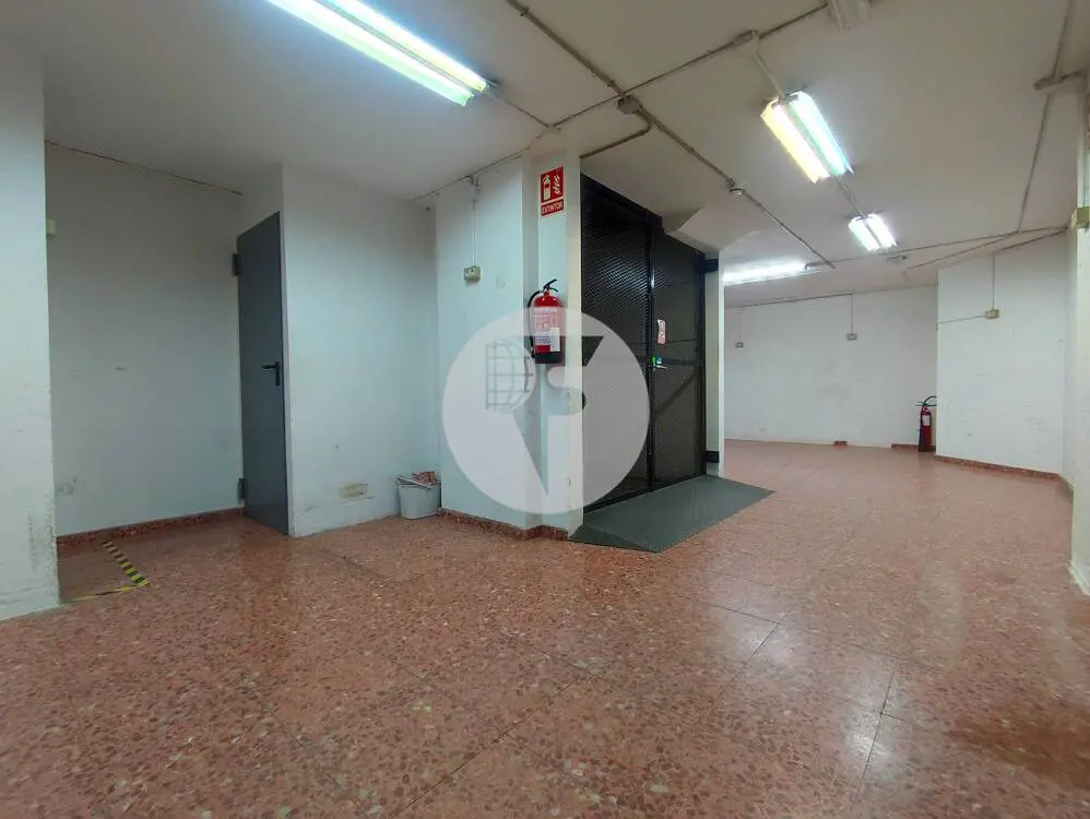 Amplio local comercial de 526 m² con doble planta, montacargas y acceso de vehículos - imagen 20