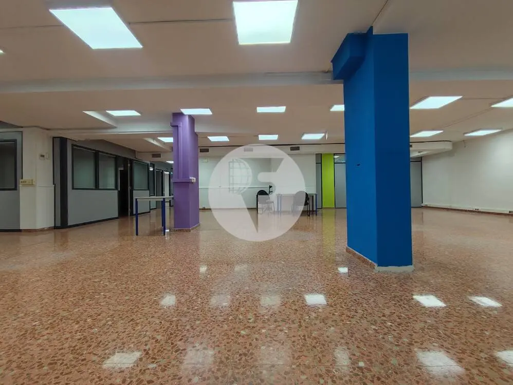 Amplio local comercial de 526 m² con doble planta, montacargas y acceso de vehículos - imagen 7