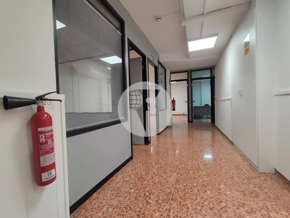 Amplio local comercial de 526 m² con doble planta, montacargas y acceso de vehículos - imagen 12