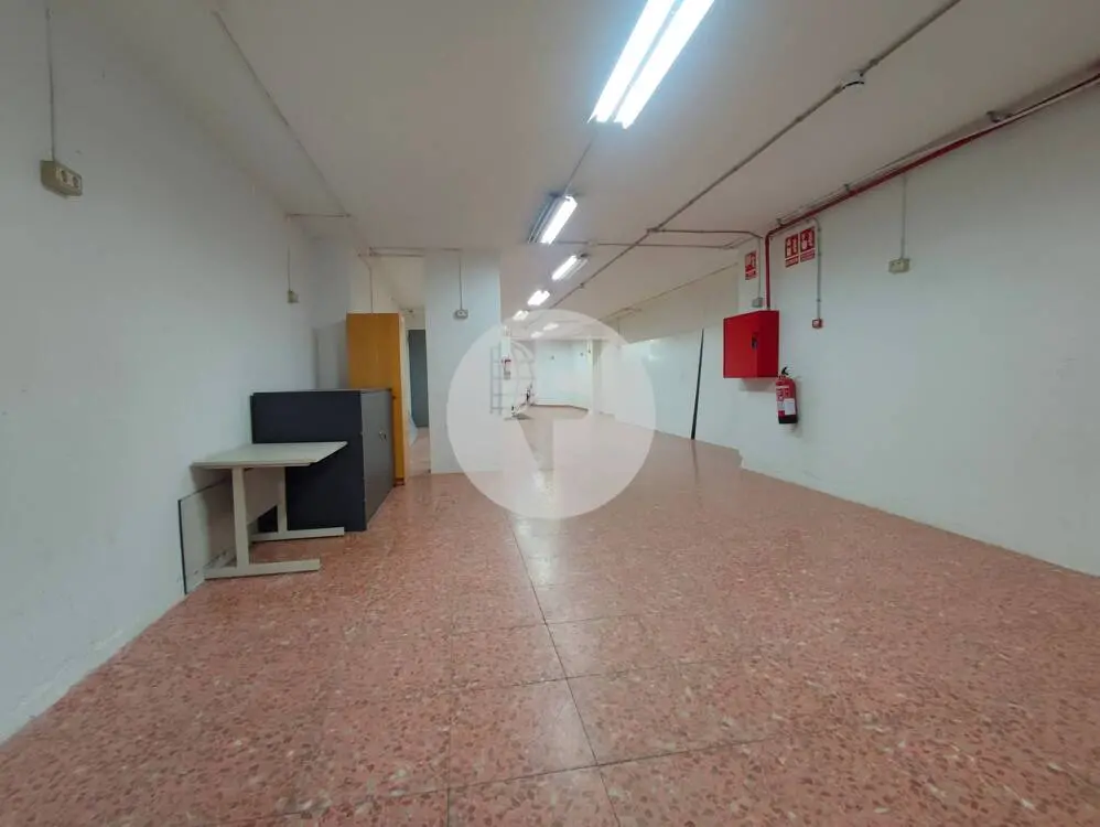 Amplio local comercial de 526 m² con doble planta, montacargas y acceso de vehículos - imagen 17