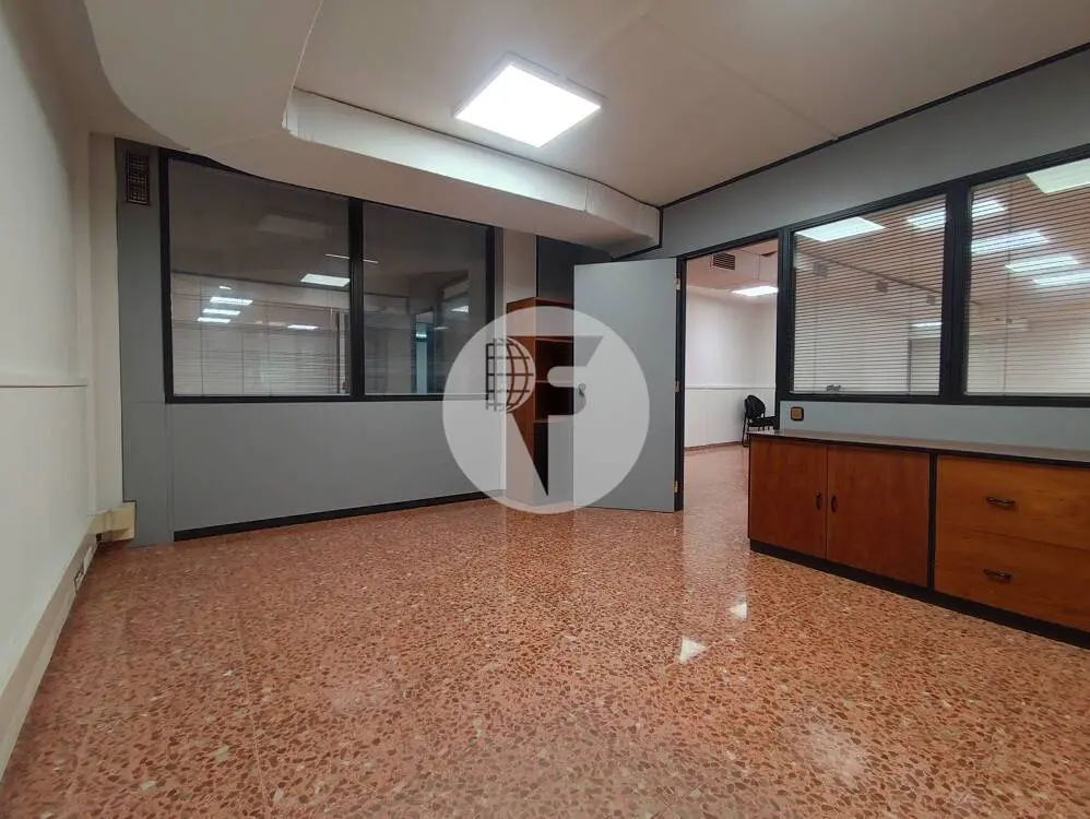 Amplio local comercial de 526 m² con doble planta, montacargas y acceso de vehículos - imagen 11