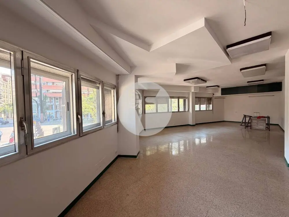 Local de negocio en venta de 117 m² en Barcelona - imagen 2