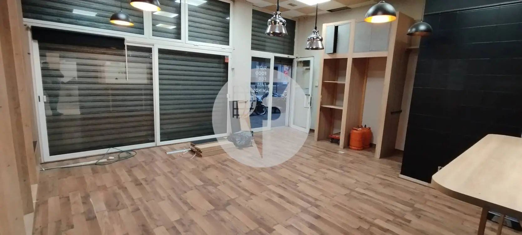 Local comercial en venta de 75 m² con salida de humos junto a Avinguda Jacquard