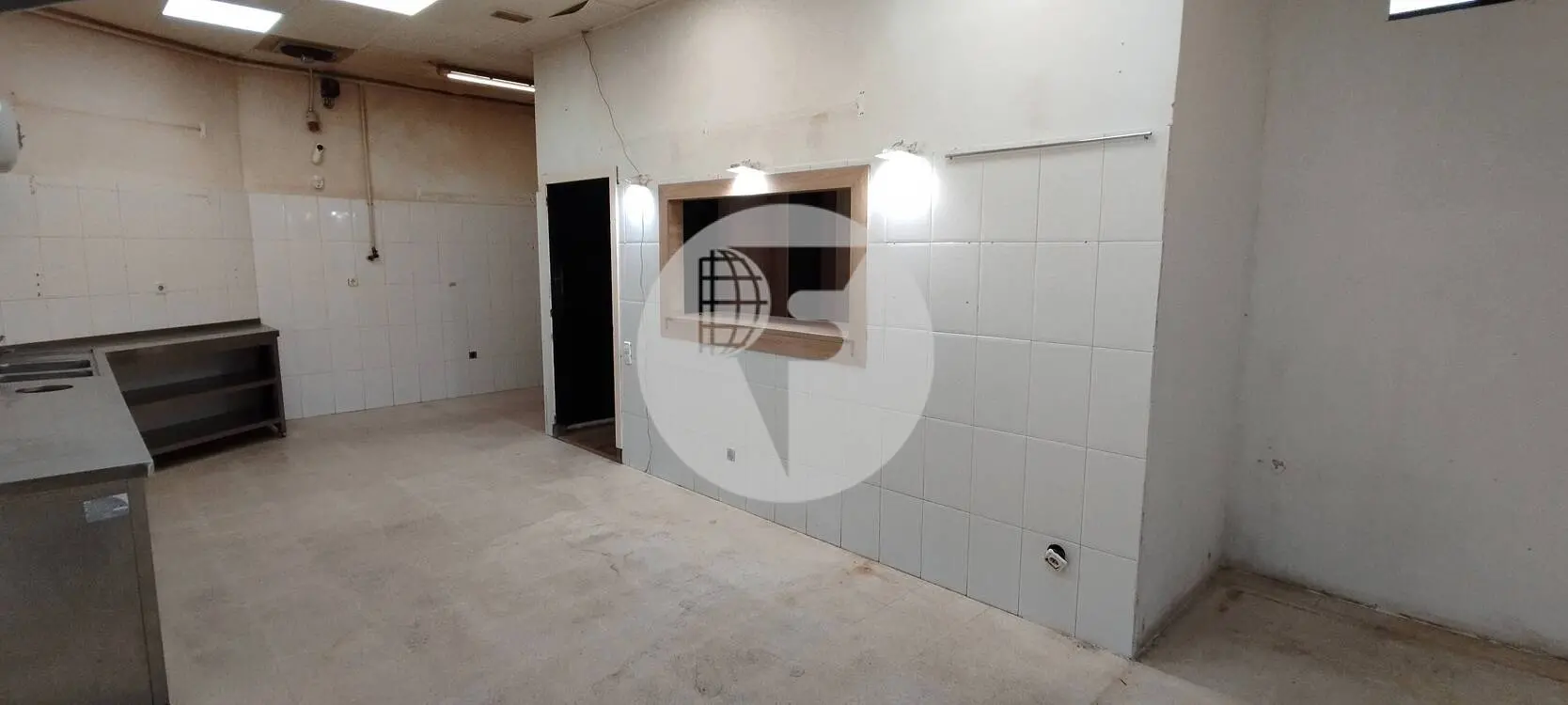 Local comercial en venta de 75 m² con salida de humos junto a Avinguda Jacquard - imagen 3