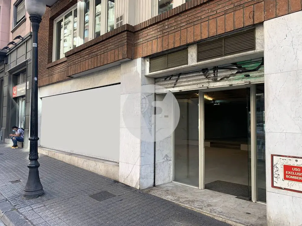 Commercial premises located on Balmes street a few meters from the Ronda General Miter. Barcelona. 1