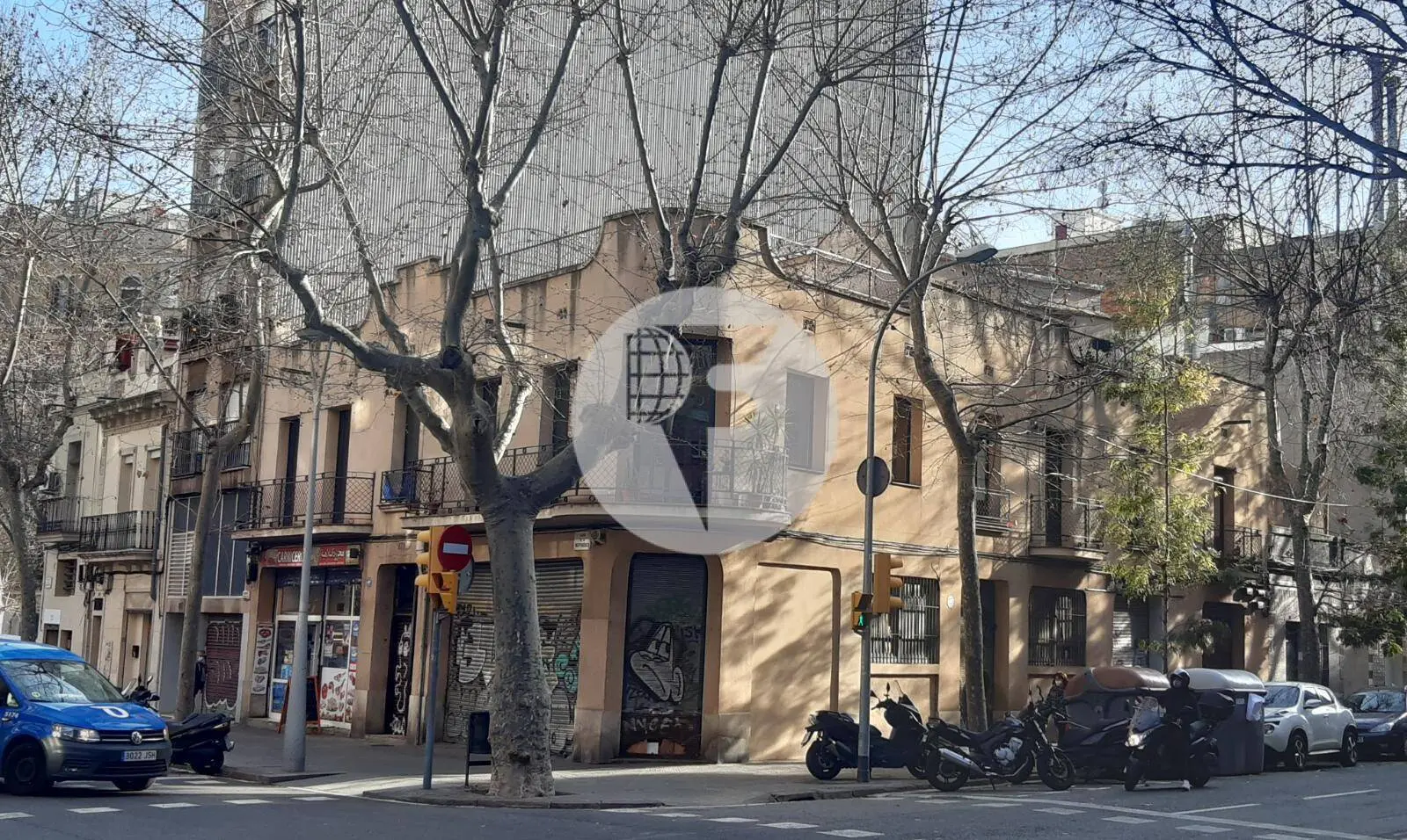 Corner commercial premises a few meters from Aragón Street and Meridiana Avenue. Barcelona. IE-220982 1
