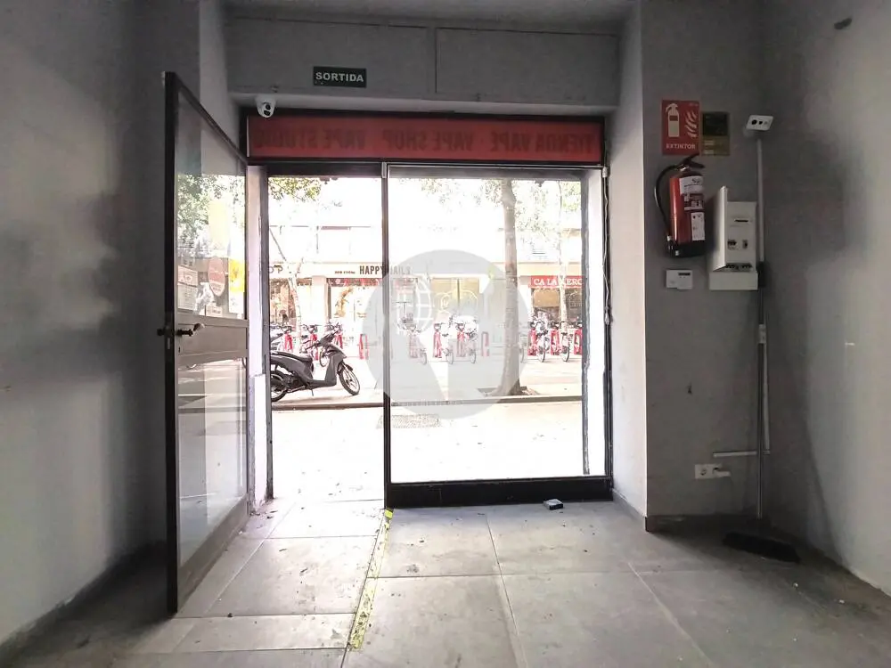 Local comercial en El Raval, junto a Plaza Universitat y Las Ramblas - imagen 2