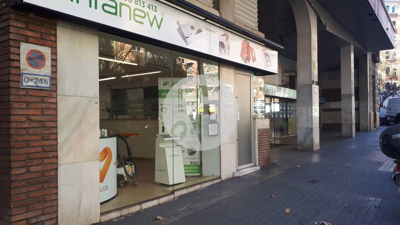 Local comercial disponible al carrer Entença proper a l'Estació de Sants. Barcelona. 2