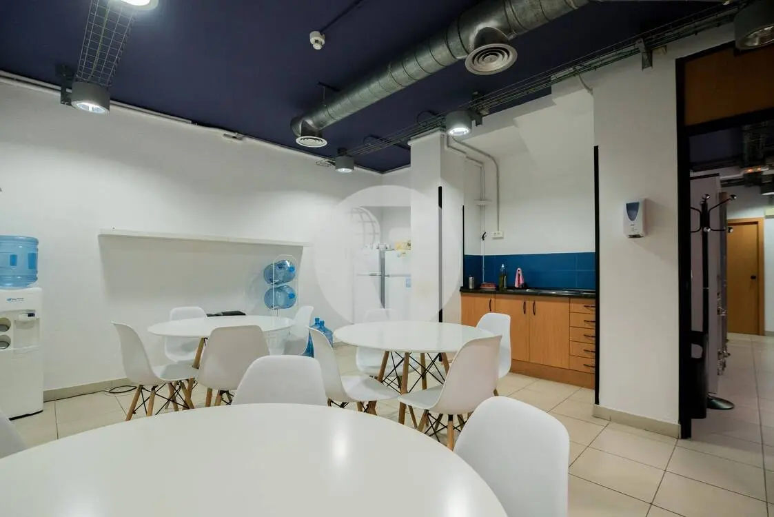 Commercial premises located on Calle Sardenya a few meters from Gran Vía de les Corts Catalanes. Barcelona. IE-221192 10