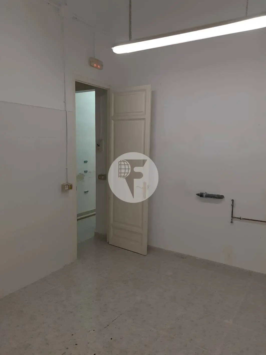 Commercial premises located on Corsega street a few meters from Gaudi Avenue. Barcelona. IE-221574 7
