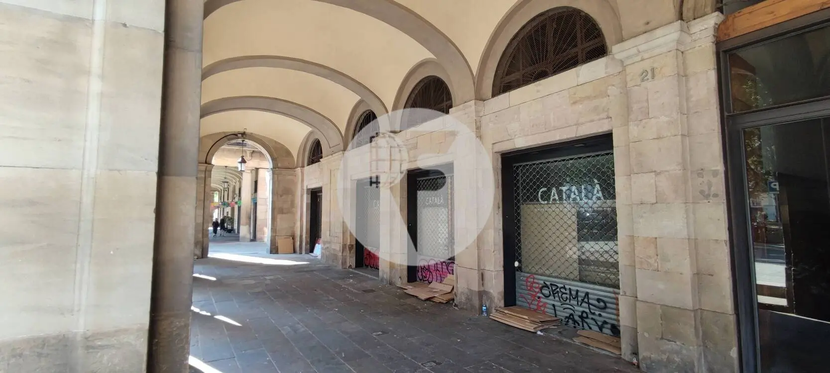 Local comercial cantoner situat al districte de Ciutat Vella, al barri de Sant Pere. Barcelona. 1