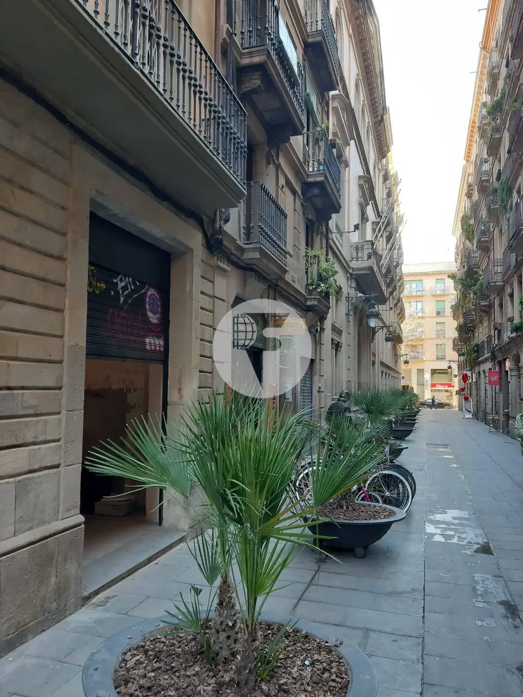 Commercial premises located in the Ciutat Vella district, in the El Raval neighborhood. Barcelona. 2
