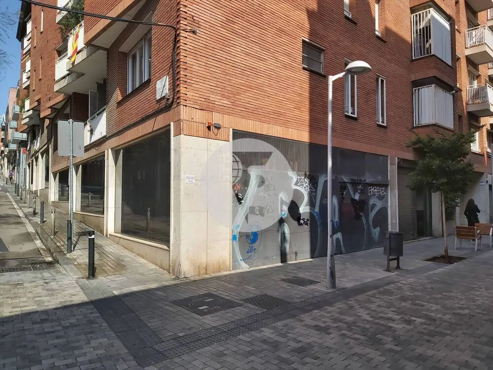 Local comercial cantoner situat al districte de Sarrià-Sant Gervasi, al barri de l'Putxet i Farró.IE-212648 2