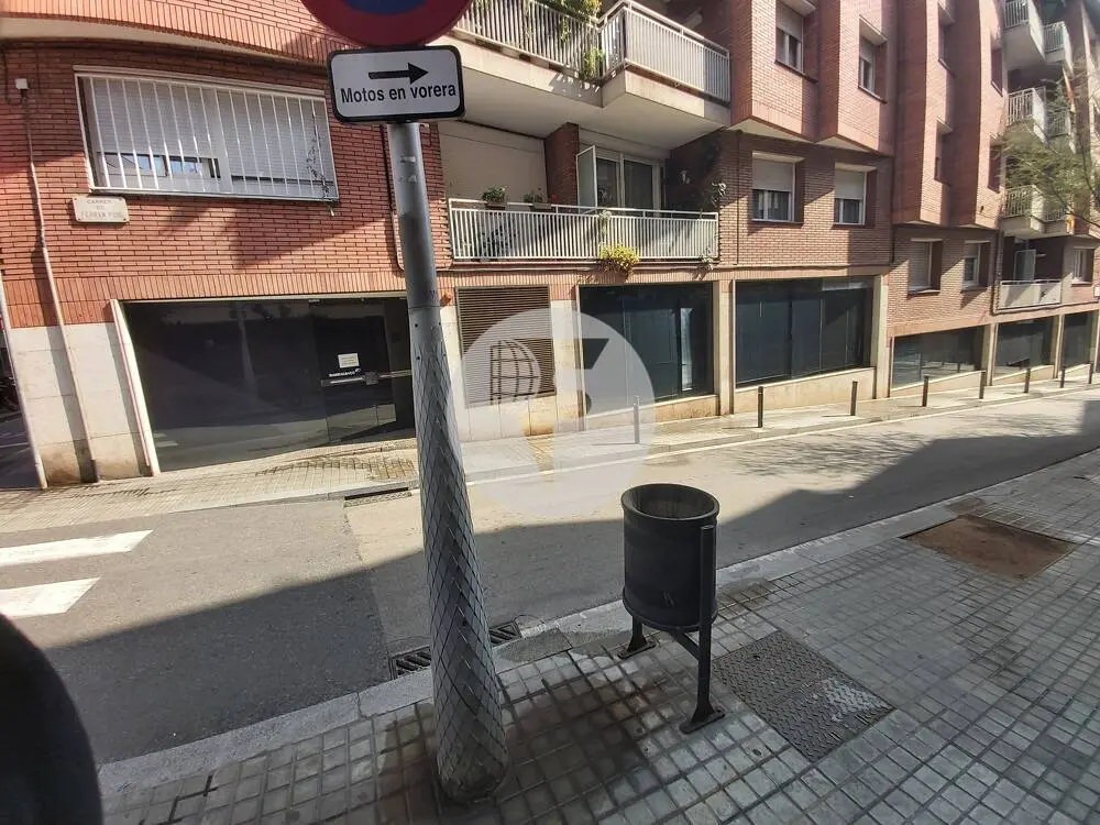 Local comercial esquinero situado en el distrito de Sarrià-Sant Gervasi, en el barrio del Putxet i Farró. IE-212648 3