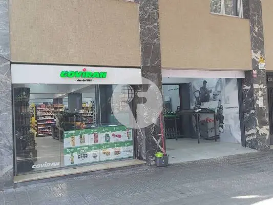 Impressionant local en rentabilitat amb ampli aparador al C/Lepant, prop de la intersecció d'Avinguda Diagonal, Gran Via de les Corts Catalans i Avinguda Meridiana. IE-223861