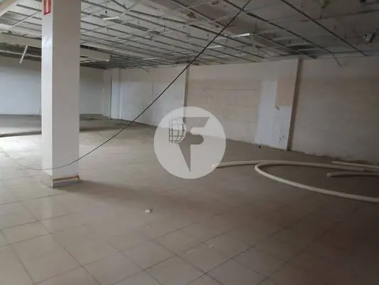 Amplio local comercial de 500 m² junto al metro Les Corts
