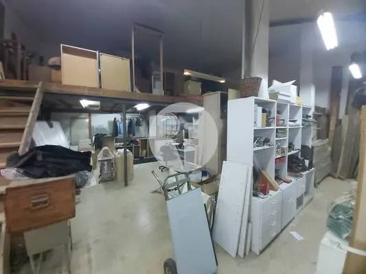 Amplio local comercial de 270 m² con gran altura y altillo en Sugranyes