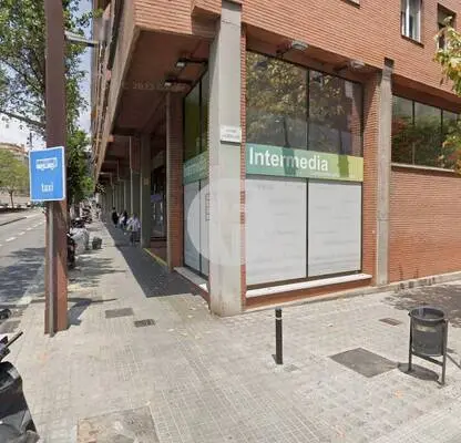 Amplio local comercial de 580 m² en alquiler en Les Corts con excelente imagen corporativa