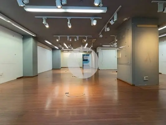 Espectacular local comercial diáfano de 700 m² en el Eixample Izquierdo de Barcelona