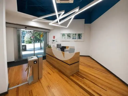 Espectacular local comercial de 700 m² con gran visibilidad y posibilidad de salida de humos en Barcelona