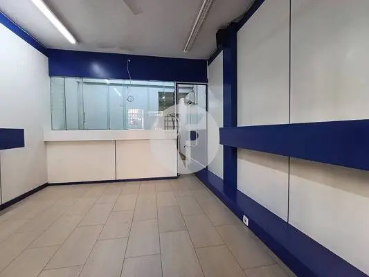 Local comercial con escaparate en Font i Sagué, listo para iniciar actividad