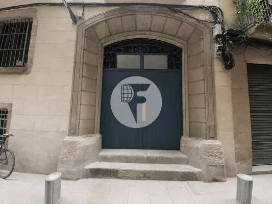 Local comercial esquinero en venta con 16 metros de fachada en Barcelona