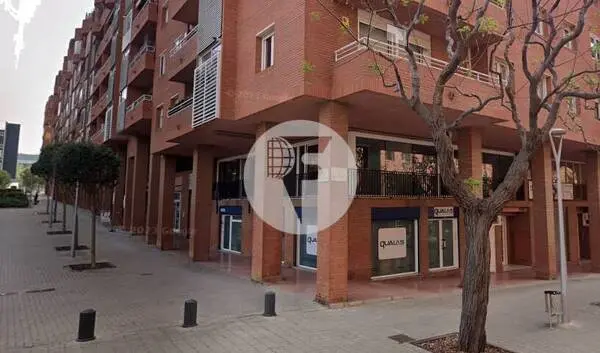 Local comercial esquinero de 240 m² en venta en Sant Joan Despí con gran escaparate