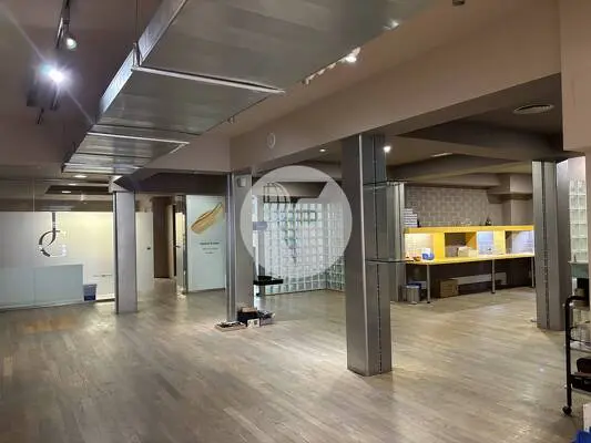 Amplio local comercial de 440 m² con almacén, montacargas y entrada de vehículos en Les Corts
