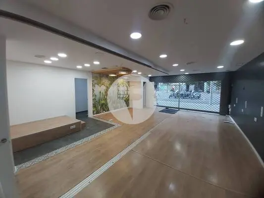 Local comercial diáfano de 222 m² en Barcelona con amplia planta baja