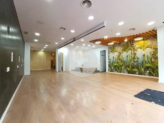 Local comercial diáfano de 222 m² en Barcelona con amplia planta baja