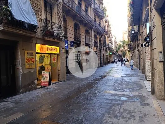 Local en venta con inquilino y rentabilidad creciente en calle Tallers, Barcelona