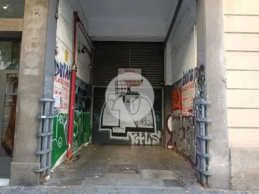 Local comercial de 707 m² en planta baixa i 6,40 m d’altura a Barcelona