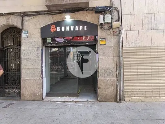 Local comercial al Raval, al costat de Plaça Universitat i Les Rambles