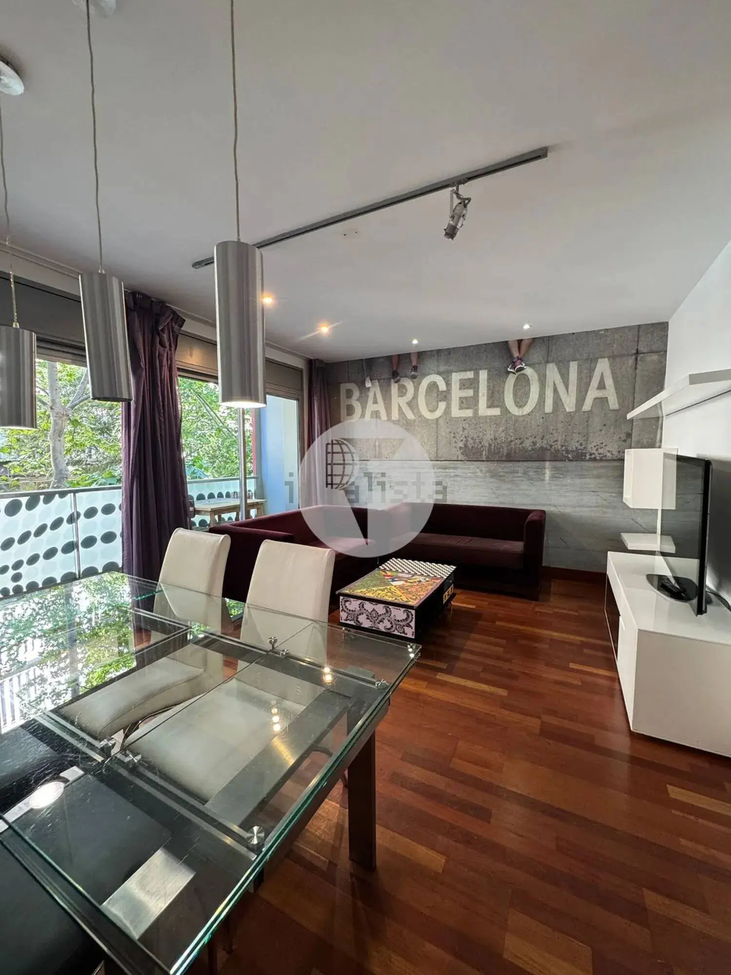 Piso de 3 habitaciones con balcón en el Eixample - imagen 2